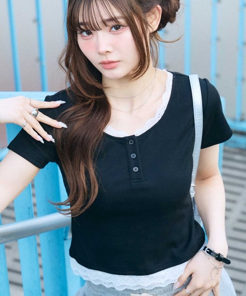 muet.（ミュエ）の「ヘンリーネックレースレイヤード風リブトップス（Tシャツ/カットソー・レディース・杢グレー/ブラック/オフホワイト・MEDIUM/LARGE）」の5枚目の写真