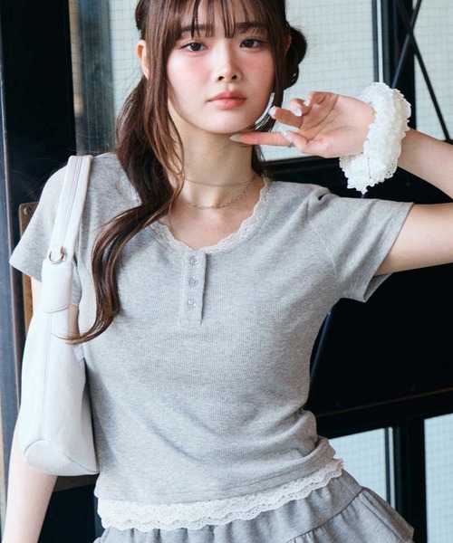 muet.（ミュエ）の「ヘンリーネックレースレイヤード風リブトップス（Tシャツ/カットソー・レディース・杢グレー/ブラック/オフホワイト・MEDIUM/LARGE）」の6枚目の写真