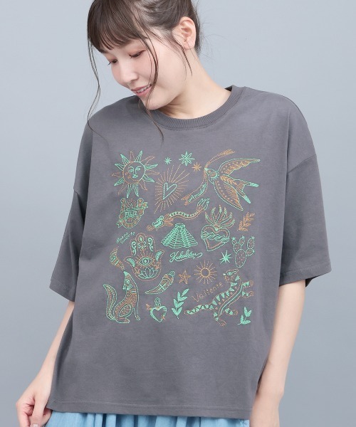 チチカカ（チチカカ）の「メヒコモチーフ刺繍Ｔシャツ（Tシャツ/カットソー・レディース・ブルーグリーン/チャコールグレー/オフホワイト・FREE）」の2枚目の写真