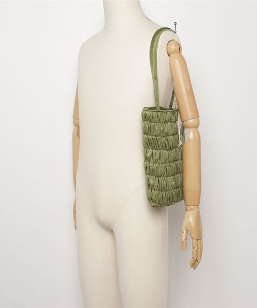 beej(ビージ)の「(beej)Gathered velour bag(トートバッグ・レディース・グリーン/ブルー・ONE SIZE)」の6枚目の写真