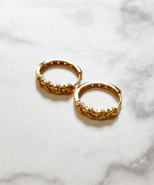 yu-ka(ユーカ)の「YU-KA:リーフモチーフフープピアス Leaf motif hoop earrings(ピアス(両耳用)・レディース・ゴールド・FREE)」の2枚目の写真