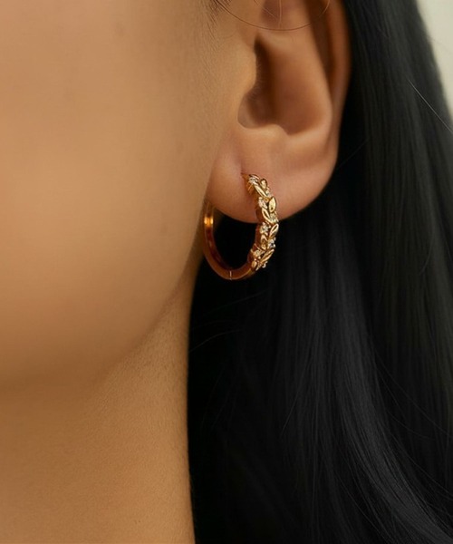 yu-ka(ユーカ)の「YU-KA:リーフモチーフフープピアス Leaf motif hoop earrings(ピアス(両耳用)・レディース・ゴールド・FREE)」の3枚目の写真
