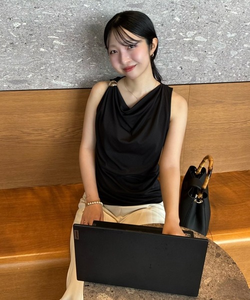 NEUNA(ヌナ)の「メタルパーツドレープノースリーブ(タンクトップ・レディース・アイボリー/ブラック・FREE)」の22枚目の写真