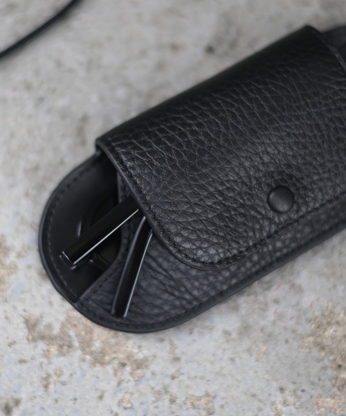 Marient(マリエント)の「Lambskin Glasses Holder / ラムスキンサングラスホルダーネックレス(サングラス・レディース・ブラック・FREE)」の4枚目の写真