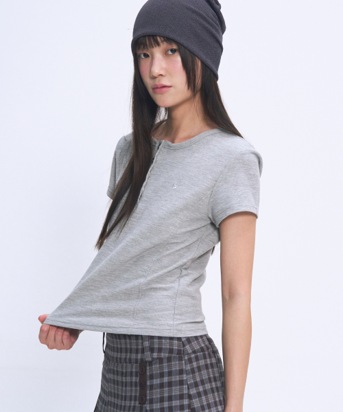 SOME PLACE（サムプレイス）の「ストライプワッフル配色ポイントロゴ刺繍フードパーカー＆半袖Tシャツレイヤードセット[グレー]（Tシャツ/カットソー・レディース・グレー・FREE）」の9枚目の写真