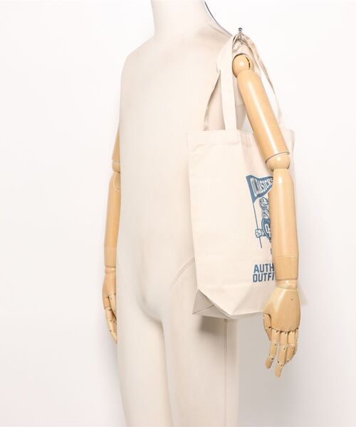 Ol' Basics(オールベーシックス)の「Ol' Basics(オール・ベーシックス) トートバッグ キャンバス ブルドッグ&フラッグイラスト カレッジロゴ プリント 鞄 BAG アメカジ メンズ レディース ユニセックス Mサイズ(トートバッグ・レディース・ベージュ系1/ベージュ系2・FREE)」の7枚目の写真