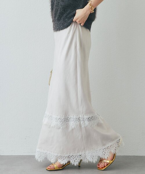 La boutique BonBon(ラブティックボンボン)の「起毛サテンレース付きナロースカート(スカート・レディース・ライトベージュ・34/36/38)」の1枚目の写真