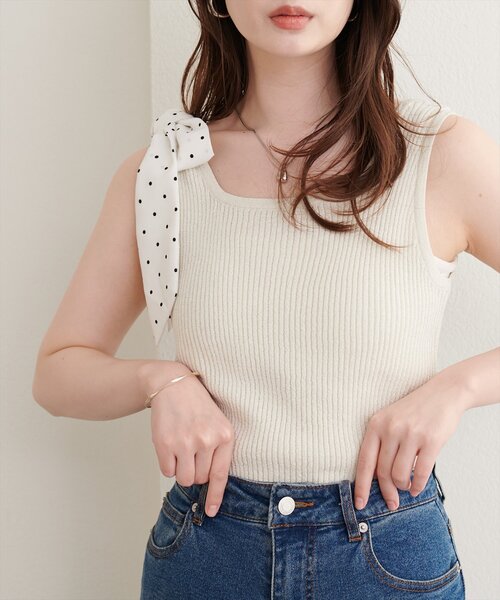 natural couture(ナチュラルクチュール)の「リボン付きラメリブタンク(ニット/セーター・レディース・ブラウン/ベージュ/サックスブルー/オフホワイト/ブラック・FREE)」の1枚目の写真