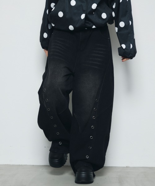 DAZE(デイズ)の「ハトメ切替デザイン ワイド デニムパンツ(デニムパンツ・メンズ・ブラック系・SMALL/LARGE/X-LARGE)」の1枚目の写真