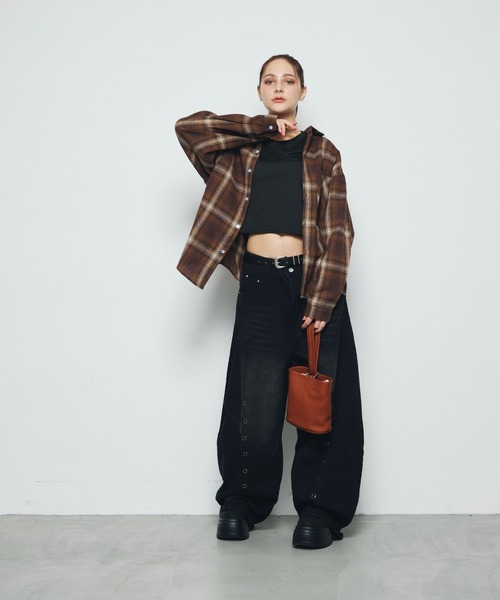 DAZE(デイズ)の「ハトメ切替デザイン ワイド デニムパンツ(デニムパンツ・メンズ・ブラック系・SMALL/LARGE/X-LARGE)」の2枚目の写真