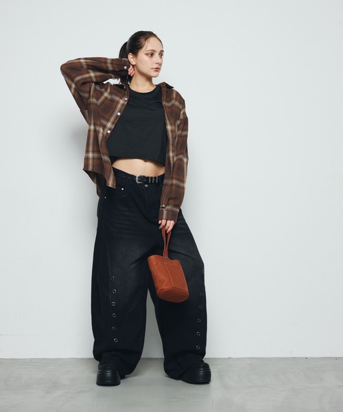 DAZE(デイズ)の「ハトメ切替デザイン ワイド デニムパンツ(デニムパンツ・メンズ・ブラック系・SMALL/LARGE/X-LARGE)」の3枚目の写真