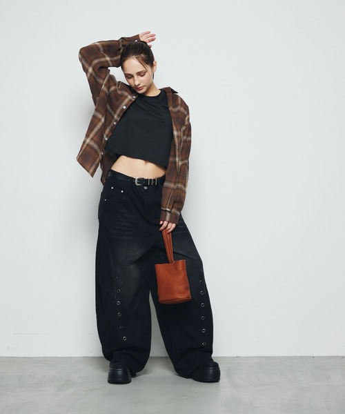 DAZE(デイズ)の「ハトメ切替デザイン ワイド デニムパンツ(デニムパンツ・メンズ・ブラック系・SMALL/LARGE/X-LARGE)」の4枚目の写真