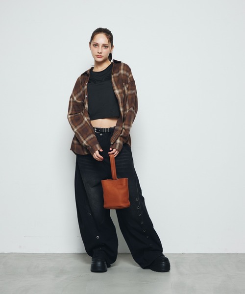 DAZE(デイズ)の「ハトメ切替デザイン ワイド デニムパンツ(デニムパンツ・メンズ・ブラック系・SMALL/LARGE/X-LARGE)」の5枚目の写真