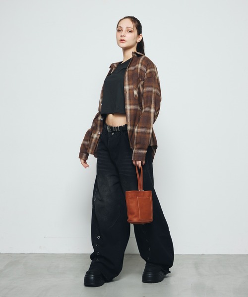 DAZE(デイズ)の「ハトメ切替デザイン ワイド デニムパンツ(デニムパンツ・メンズ・ブラック系・SMALL/LARGE/X-LARGE)」の7枚目の写真