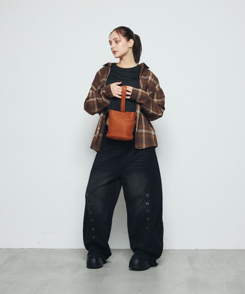 DAZE(デイズ)の「ハトメ切替デザイン ワイド デニムパンツ(デニムパンツ・メンズ・ブラック系・SMALL/LARGE/X-LARGE)」の10枚目の写真