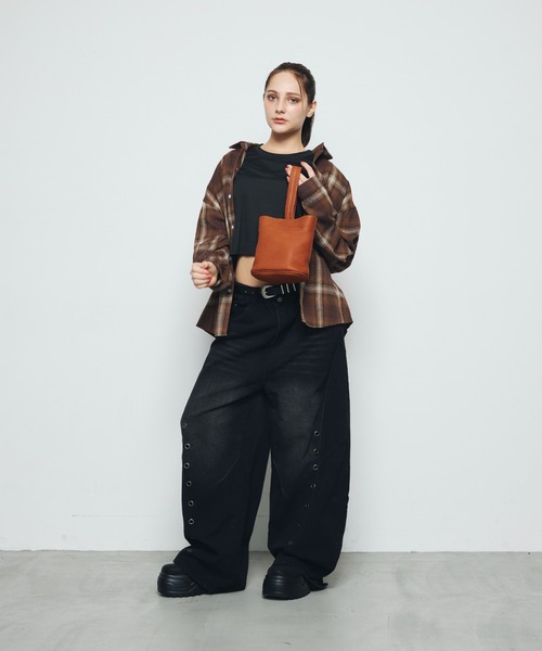 DAZE(デイズ)の「ハトメ切替デザイン ワイド デニムパンツ(デニムパンツ・メンズ・ブラック系・SMALL/LARGE/X-LARGE)」の11枚目の写真
