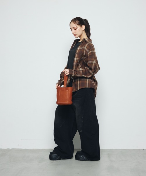 DAZE(デイズ)の「ハトメ切替デザイン ワイド デニムパンツ(デニムパンツ・メンズ・ブラック系・SMALL/LARGE/X-LARGE)」の13枚目の写真