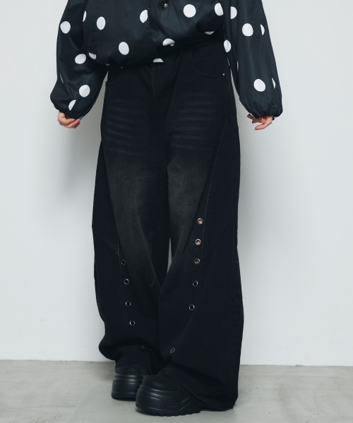 DAZE(デイズ)の「ハトメ切替デザイン ワイド デニムパンツ(デニムパンツ・メンズ・ブラック系・SMALL/LARGE/X-LARGE)」の19枚目の写真