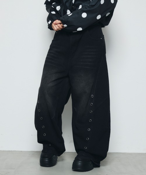 DAZE(デイズ)の「ハトメ切替デザイン ワイド デニムパンツ(デニムパンツ・メンズ・ブラック系・SMALL/LARGE/X-LARGE)」の20枚目の写真