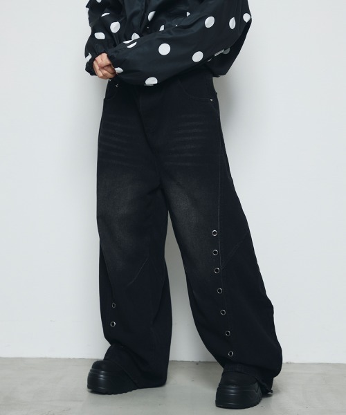 DAZE(デイズ)の「ハトメ切替デザイン ワイド デニムパンツ(デニムパンツ・メンズ・ブラック系・SMALL/LARGE/X-LARGE)」の21枚目の写真