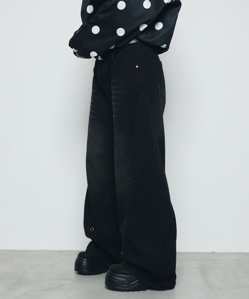 DAZE(デイズ)の「ハトメ切替デザイン ワイド デニムパンツ(デニムパンツ・メンズ・ブラック系・SMALL/LARGE/X-LARGE)」の22枚目の写真
