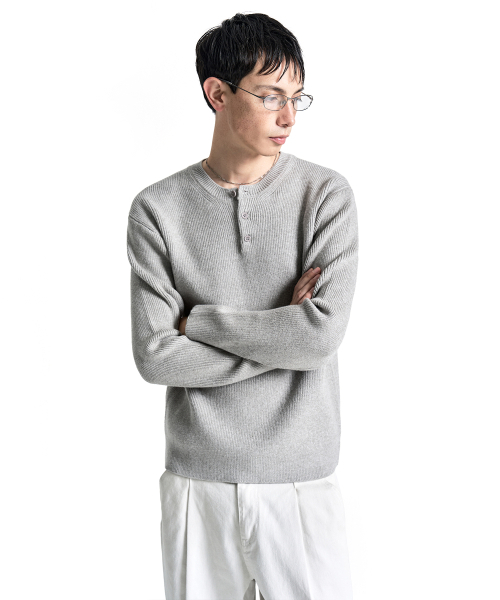 COSTUME O’CLOCK(コスチュームオクロック)の「デイリー スリムフィット ヘンリーネック ニット 6カラー COOSKT075(ニット/セーター・メンズ・ブラック/ブラウン/チャコール/グレー/ライトグレー/アイボリー・MEDIUM/LARGE)」の17枚目の写真