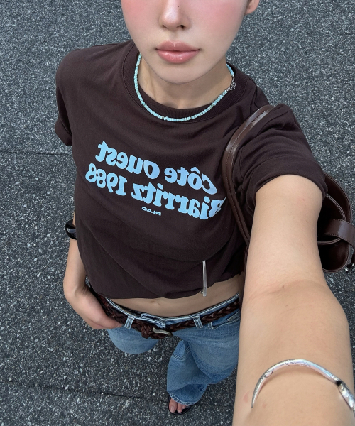 PLAC WOMEN(プレイス・ウィメン)の「グラフィックレタリングTシャツ ブラウン(Tシャツ/カットソー・レディース・ブラウン・SMALL/MEDIUM)」の2枚目の写真