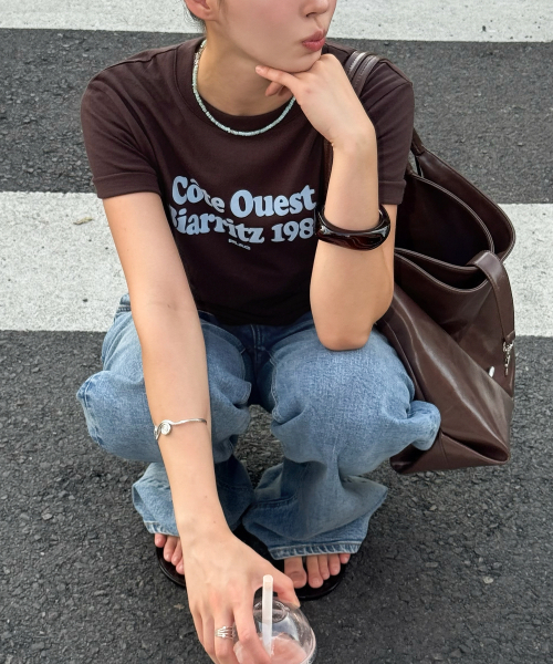 PLAC WOMEN(プレイス・ウィメン)の「グラフィックレタリングTシャツ ブラウン(Tシャツ/カットソー・レディース・ブラウン・SMALL/MEDIUM)」の3枚目の写真