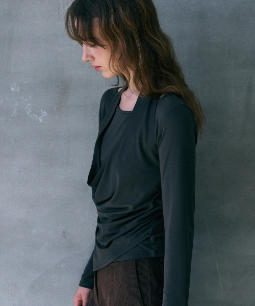 DRAWFIT WOMEN（ドローフィットウーマン）の「ドレープホルターネックレイヤードロングスリーブTシャツ [チャコール]（Tシャツ/カットソー・レディース・その他・SMALL/MEDIUM）」の2枚目の写真