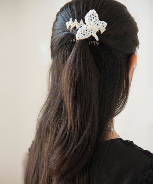 Catherine Cottage(キャサリンコテージ)の「ビーズのちょうちょヘアコーム(その他ヘアアクセサリー・レディース・ライトホワイト・FREE)」の4枚目の写真
