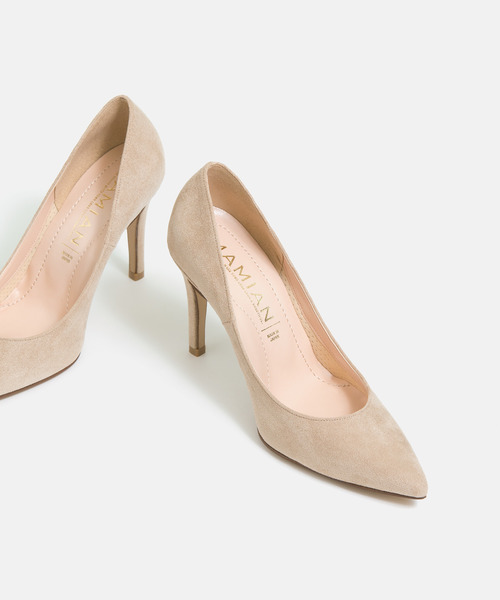 MAMIAN（マミアン）の「iCoN COLORS / ポインテッドトゥ スエード パンプス (9.0cmヒール)（パンプス・レディース・ブラック/ライトグレー/ライトベージュ/パープル/グレイッシュベージュ/ネイビー/ベージュ/ボルドー/スモークピンク/ベージュ系その他/キャメル/チャコールグレー・22.0cm/22.5cm/23.0cm/23.5cm/24.0cm/24.5cm/21.5cm）」の7枚目の写真