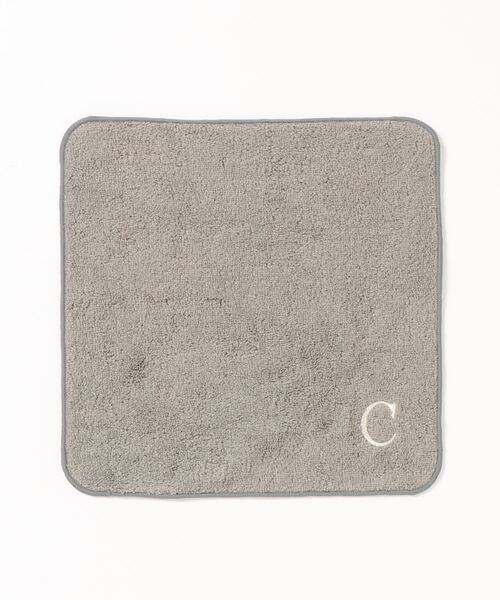 BIRTHDAY BAR（バースデイバー）の「アルファベット刺繍 タオルハンカチ グレー（ハンカチ/ハンドタオル・レディース・H/M/R/A/K/S/T/Y/N/C・フリー）」の2枚目の写真