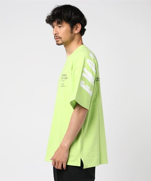 EMOTION PLANET(エモーションプラネット)の「EMOTION PLANET / バックプリント / ショルダービッグロゴ / フロント ワンポイント Tシャツ(Tシャツ/カットソー・メンズ・ライム/ホワイト・LL/M/L)」の3枚目の写真