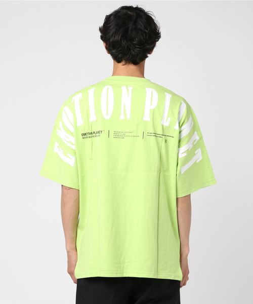 EMOTION PLANET(エモーションプラネット)の「EMOTION PLANET / バックプリント / ショルダービッグロゴ / フロント ワンポイント Tシャツ(Tシャツ/カットソー・メンズ・ライム/ホワイト・LL/M/L)」の4枚目の写真