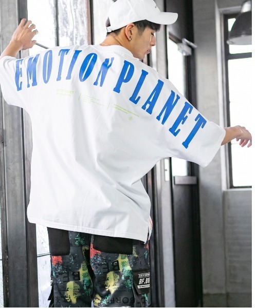 EMOTION PLANET(エモーションプラネット)の「EMOTION PLANET / バックプリント / ショルダービッグロゴ / フロント ワンポイント Tシャツ(Tシャツ/カットソー・メンズ・ライム/ホワイト・LL/M/L)」の2枚目の写真