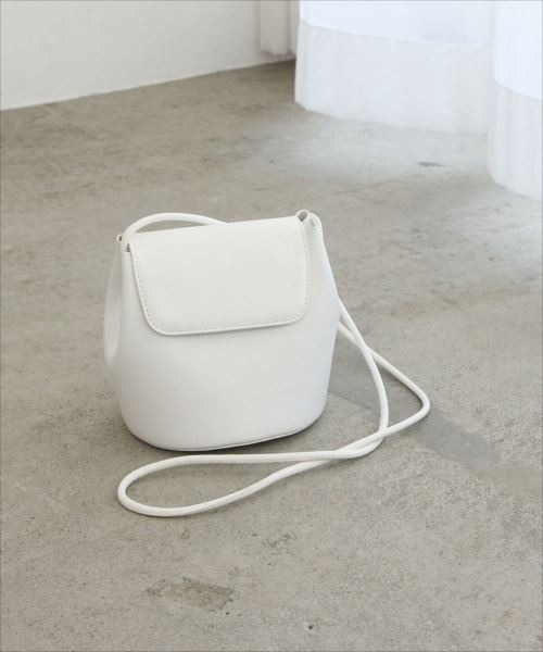 ADAM ET ROPE'(アダムエロペ)の「ラウンドコンビフラップポシェット(ショルダーバッグ・レディース・ホワイト/ブラック/オレンジ/グリーン/ベージュ・FREE)」の2枚目の写真