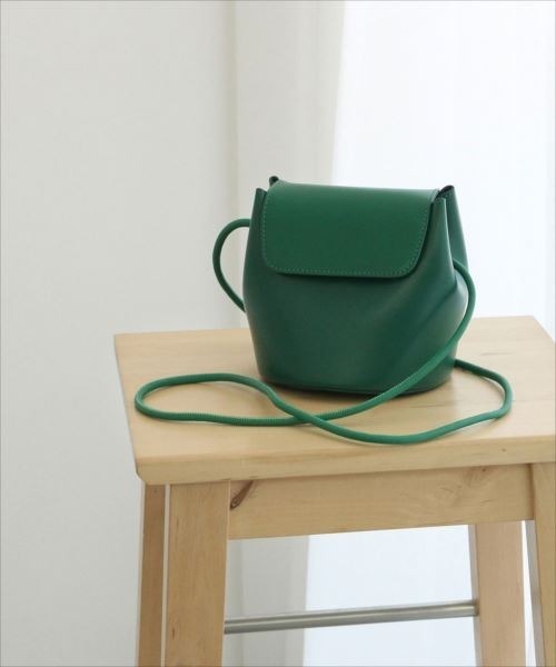 ADAM ET ROPE'(アダムエロペ)の「ラウンドコンビフラップポシェット(ショルダーバッグ・レディース・ホワイト/ブラック/オレンジ/グリーン/ベージュ・FREE)」の5枚目の写真