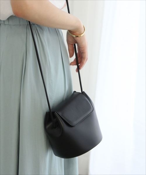 ADAM ET ROPE'(アダムエロペ)の「ラウンドコンビフラップポシェット(ショルダーバッグ・レディース・ホワイト/ブラック/オレンジ/グリーン/ベージュ・FREE)」の3枚目の写真