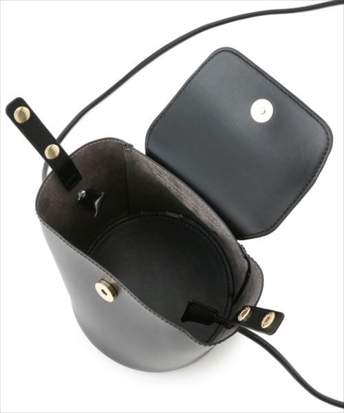 ADAM ET ROPE'(アダムエロペ)の「ラウンドコンビフラップポシェット(ショルダーバッグ・レディース・ホワイト/ブラック/オレンジ/グリーン/ベージュ・FREE)」の16枚目の写真