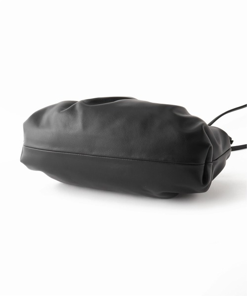 美品❣️INNUE ギャザービッグクラッチ　ブラック　ショルダーバッグ Spick & Span（スピックアンドスパン）の「【INNUE】 ギャザー