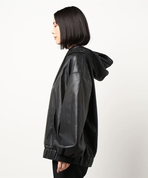 EGOIST（エゴイスト）の「フェイクレザーオーバーフードＴＯＰ（パーカー・レディース・ブラック・FREE）」の3枚目の写真
