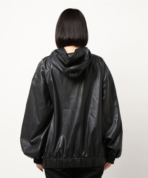 EGOIST（エゴイスト）の「フェイクレザーオーバーフードＴＯＰ（パーカー・レディース・ブラック・FREE）」の5枚目の写真