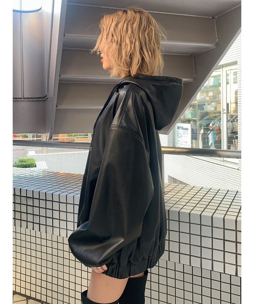 EGOIST（エゴイスト）の「フェイクレザーオーバーフードＴＯＰ（パーカー・レディース・ブラック・FREE）」の2枚目の写真