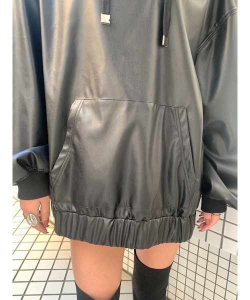 EGOIST（エゴイスト）の「フェイクレザーオーバーフードＴＯＰ（パーカー・レディース・ブラック・FREE）」の9枚目の写真