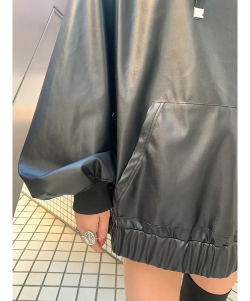 EGOIST（エゴイスト）の「フェイクレザーオーバーフードＴＯＰ（パーカー・レディース・ブラック・FREE）」の11枚目の写真