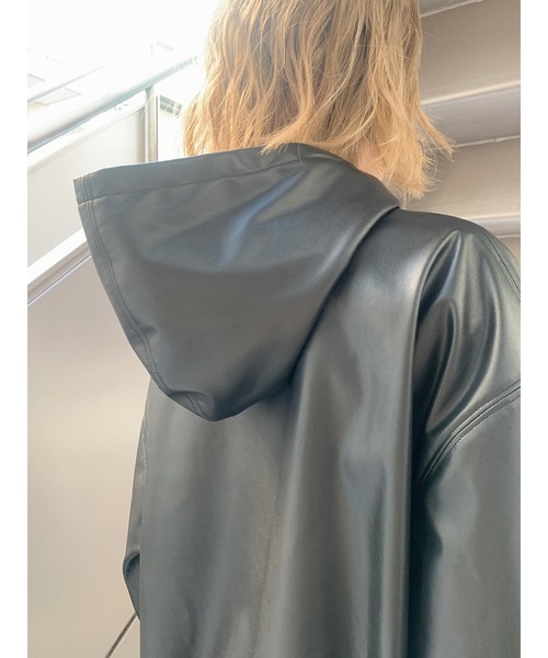 EGOIST（エゴイスト）の「フェイクレザーオーバーフードＴＯＰ（パーカー・レディース・ブラック・FREE）」の7枚目の写真