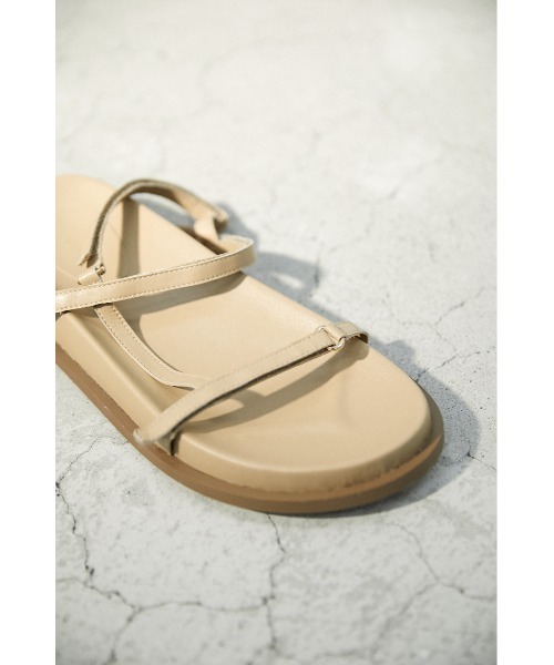 BLACK BY MOUSSY（ブラックバイマウジー）の「flat comfy sandal（フラットコンフィサンダル）（サンダル・レディース・ブラック/ベージュ・38/36/37）」の2枚目の写真