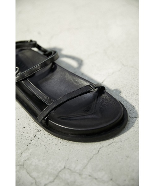 BLACK BY MOUSSY（ブラックバイマウジー）の「flat comfy sandal（フラットコンフィサンダル）（サンダル・レディース・ブラック/ベージュ・38/36/37）」の4枚目の写真