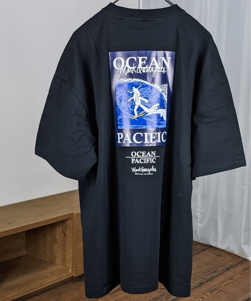Mark Gonzales(マーク・ゴンザレス)の「MARK GONZALES×OCEAN PACIFIC/マークゴンザレス×オーシャンパシフィック "SURF"イラストプリントTEE(Tシャツ/カットソー・メンズ・ホワイト/ブラック/ベージュ/ミント・MEDIUM/LARGE/X-LARGE)」の2枚目の写真