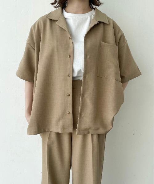 flaner（フラネ）の「ドライタッチ開襟シャツ【ユニセックス対応/セットアップ対応】（シャツ/ブラウス・レディース・ベージュ/カーキ/ナチュラル・MEDIUM/LARGE）」の2枚目の写真